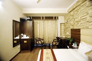 Habitación Deluxe | Minibar, insonorización, tabla de planchar con plancha y wifi gratis 