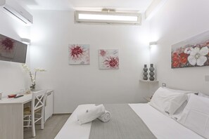 Habitación estándar | Ropa de cama de alta calidad, caja fuerte, escritorio y wifi gratis