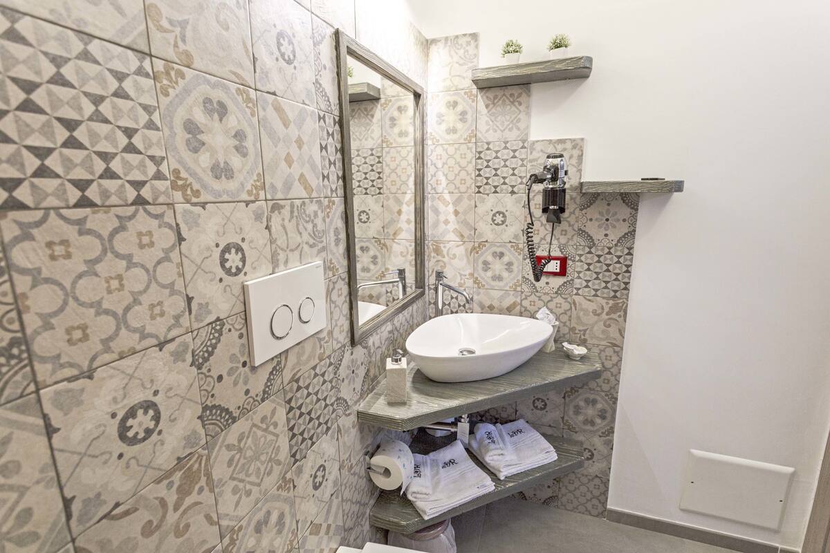 Standard Room | Bathroom | Combined shower/tub, free toiletries, hair dryer, slippers