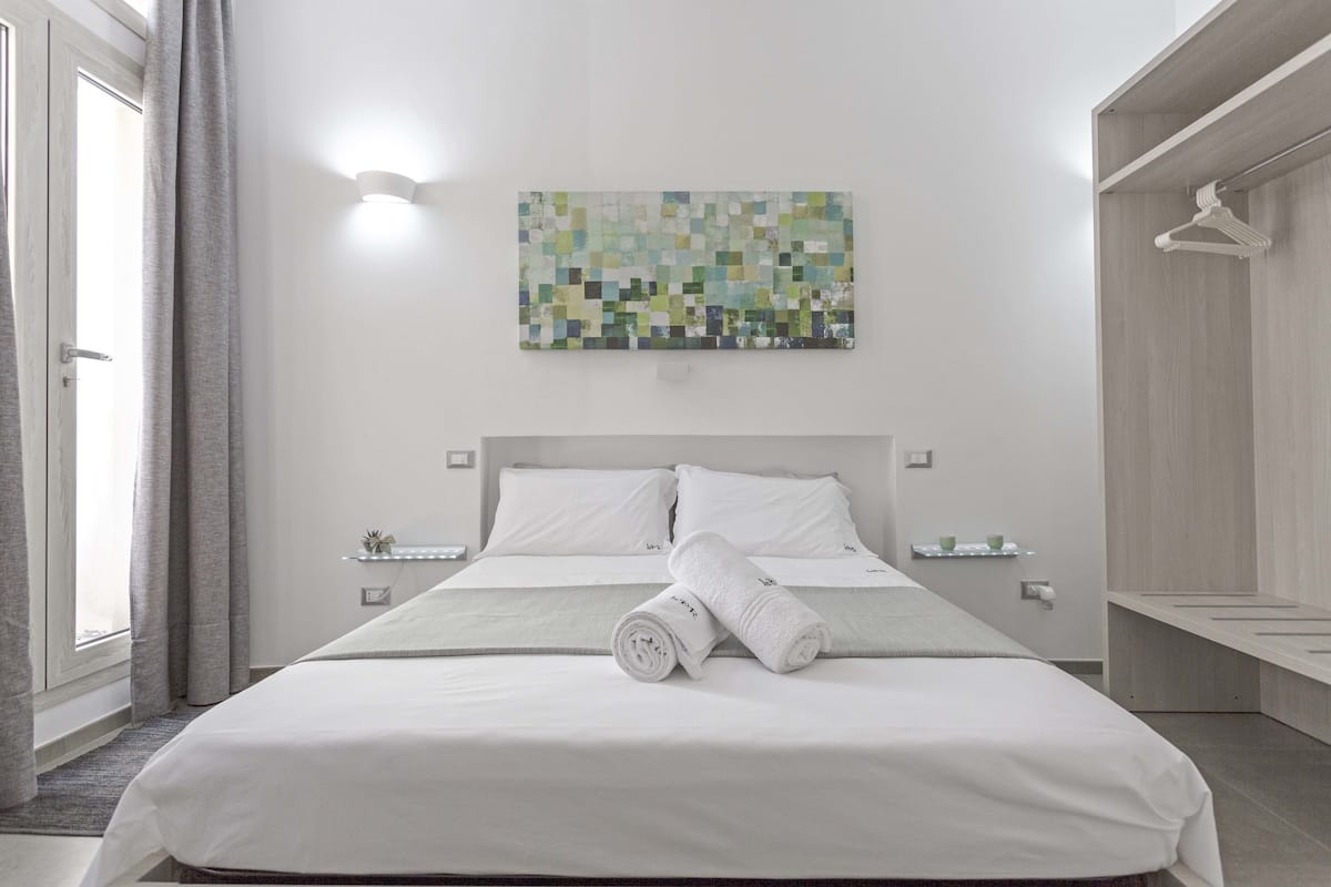 Ropa de cama de alta calidad y caja de seguridad en la habitación