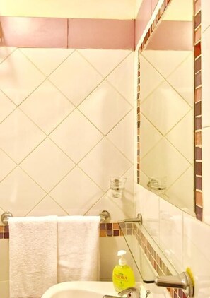 Douche, articles de toilette gratuits, sèche-cheveux