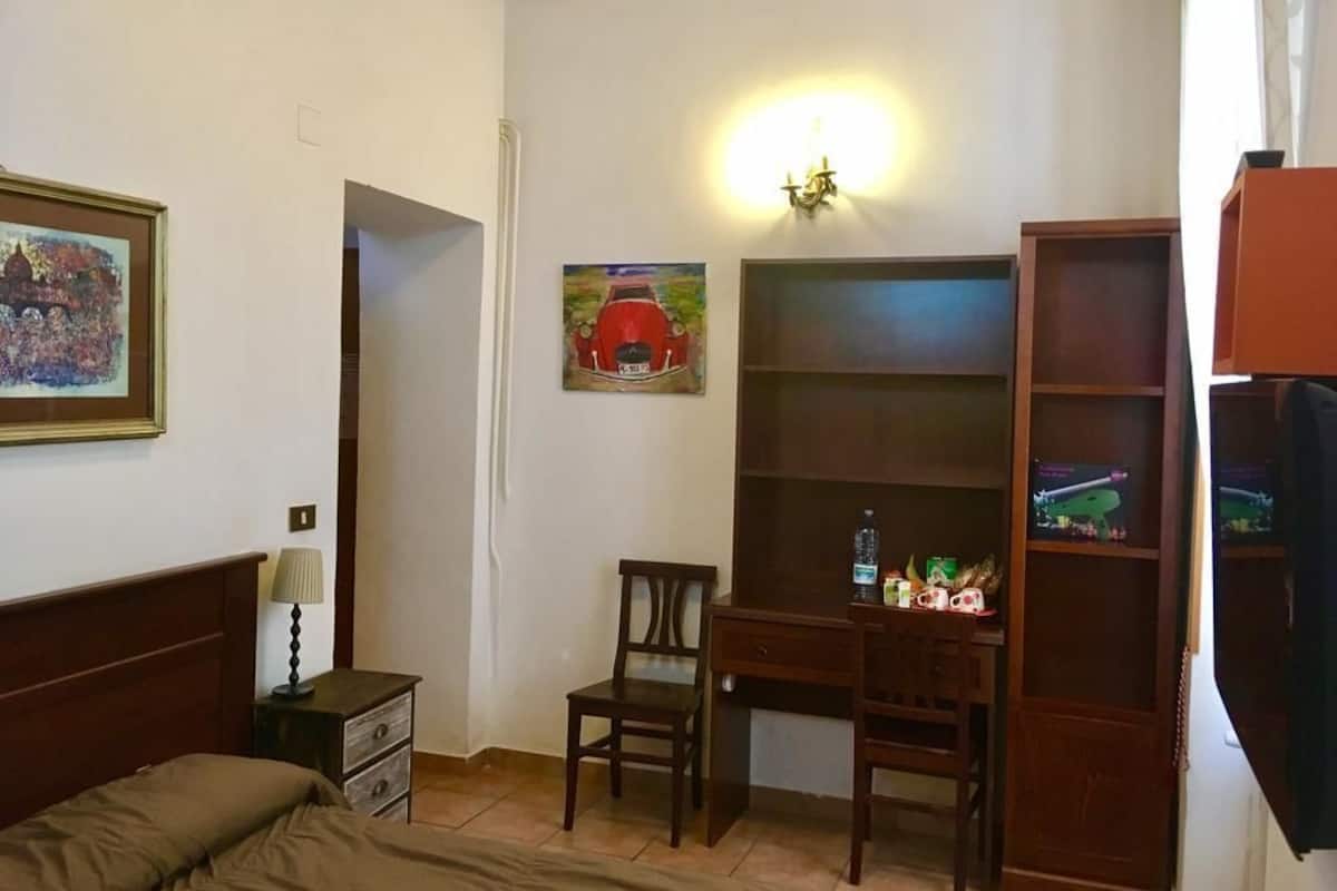 Single Room | In-room safe, desk, blackout drapes, iron/ironing board (on request)