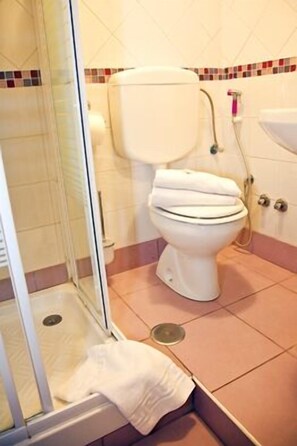 Shower, free toiletries, hair dryer, towels - B&B Colosseum Rooms (Rome)