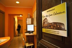 Interior entrance - B&B Colosseum Rooms (Rome)