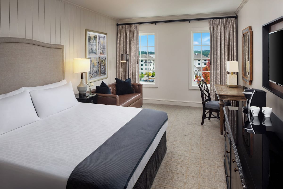 Deluxe Room, 1 King Bed | Premium bedding, in-room safe, desk, iron/ironing board