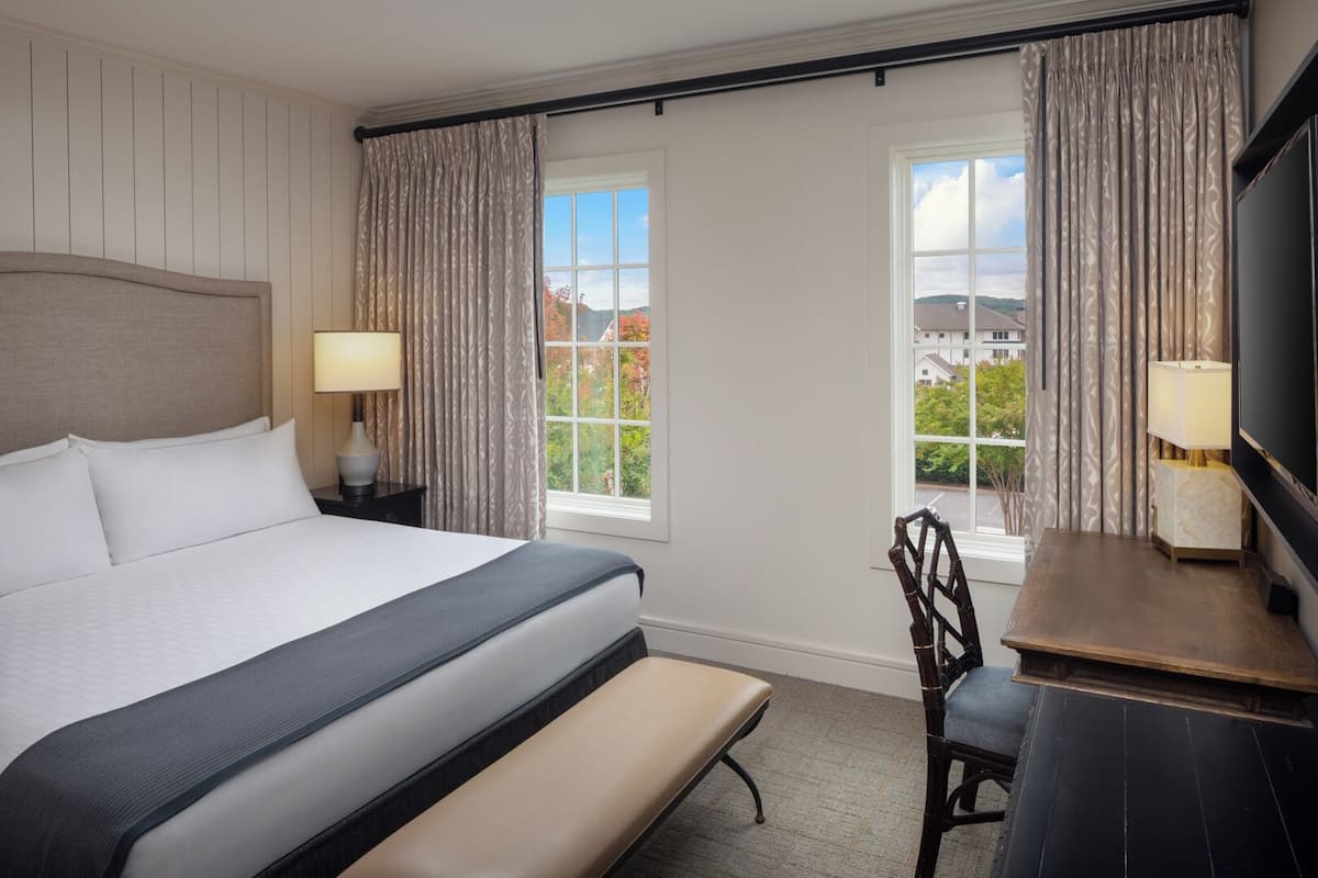 Room, 1 King Bed | Premium bedding, in-room safe, desk, iron/ironing board