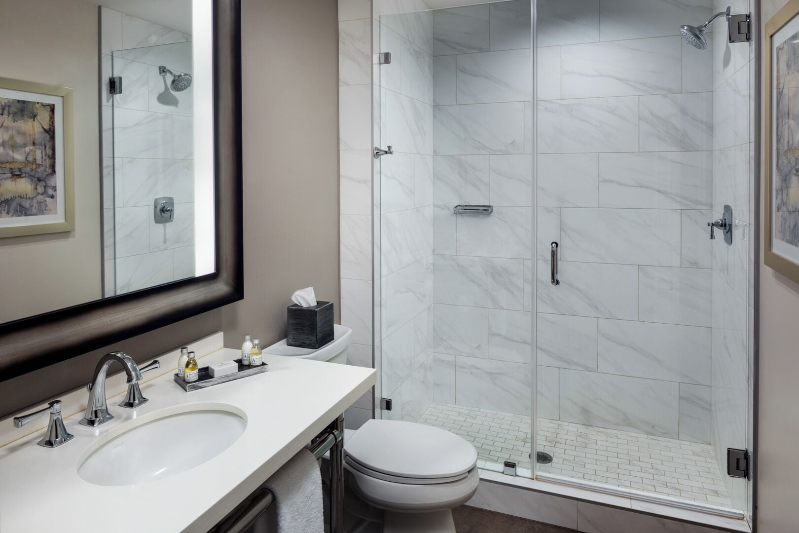 Articles de toilette (gratuits), séchoir à cheveux, serviettes fournies