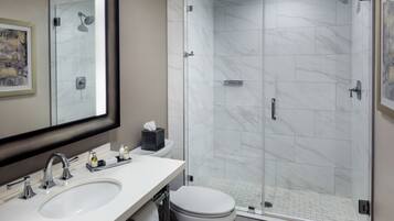 Articles de toilette (gratuits), séchoir à cheveux, serviettes fournies