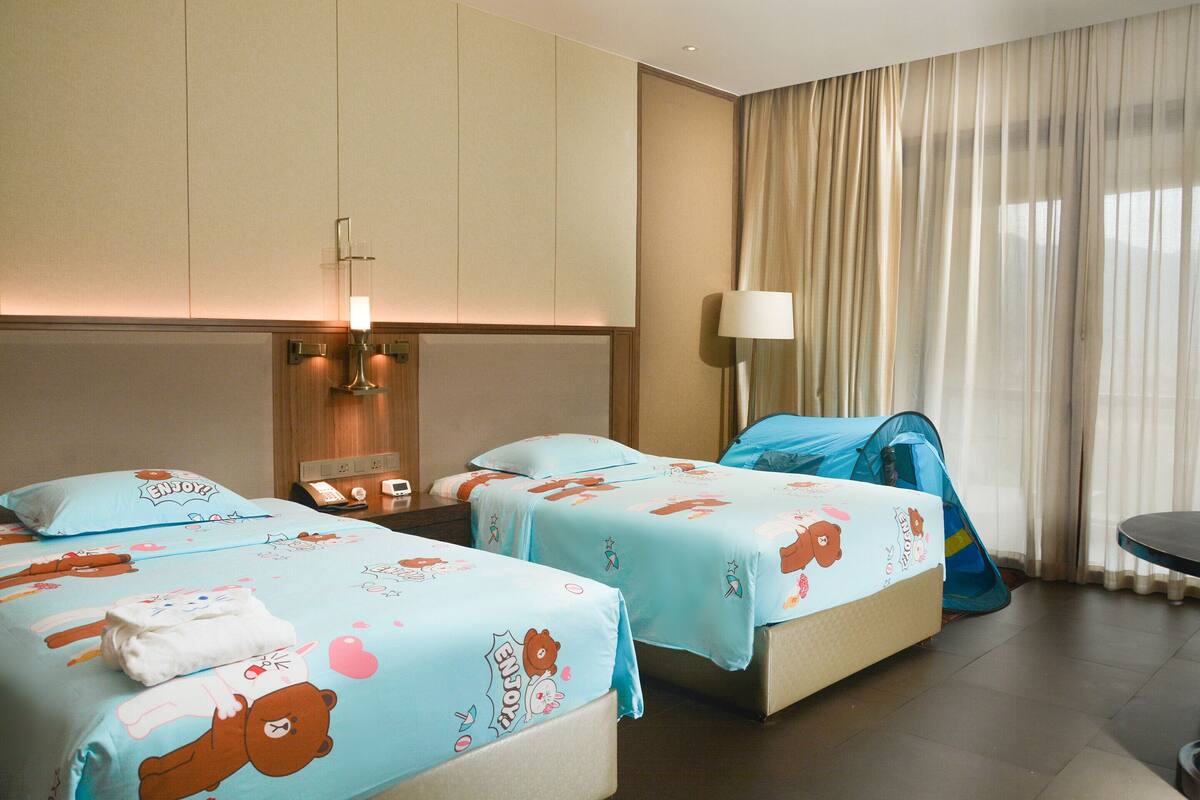 Familiekamer, 2 eenpersoonsbedden | Luxe beddengoed, donzen dekbedden, een minibar, een kluis op de kamer