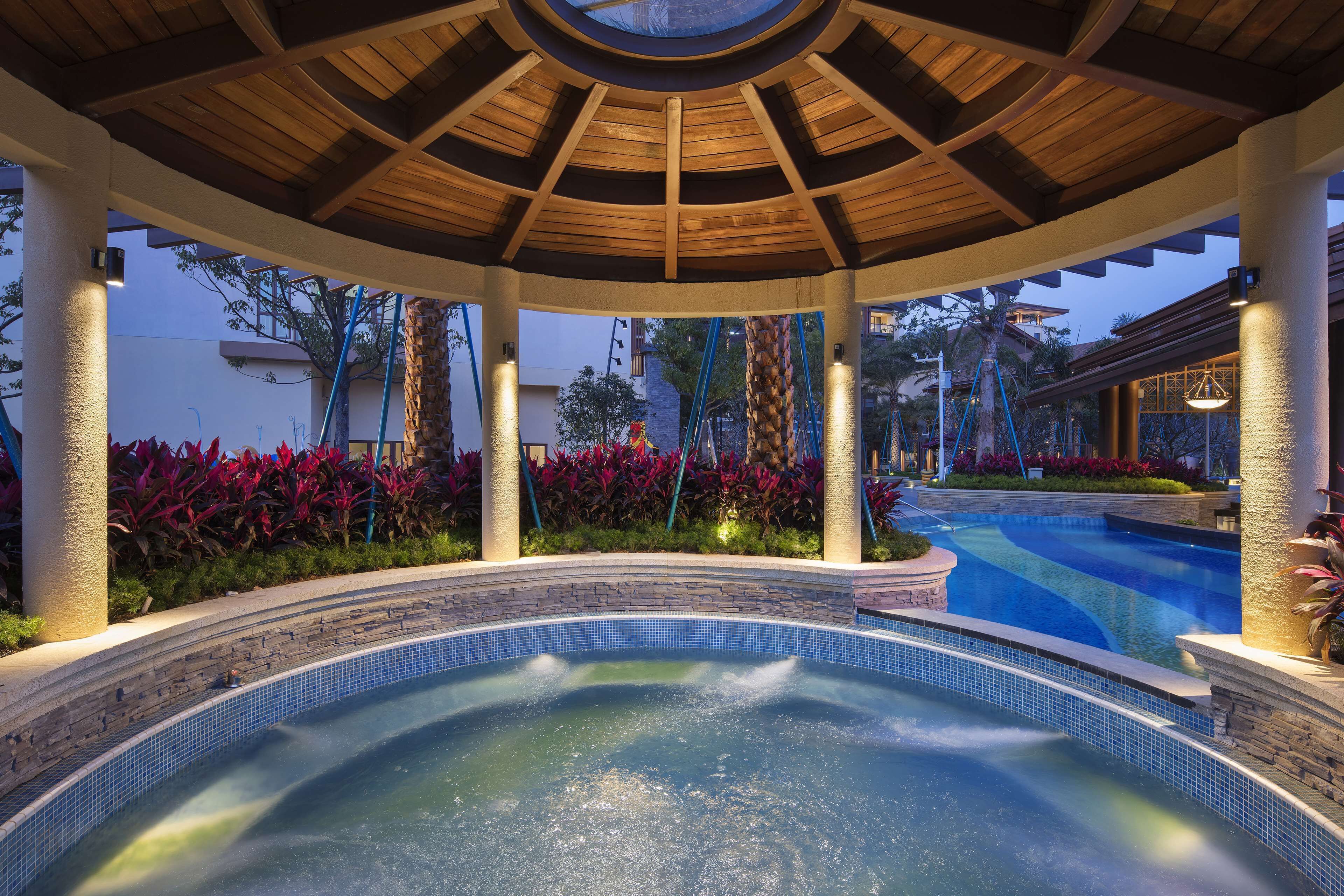 Kolam renang outdoor, dengan payung kolam renang dan kursi berjemur