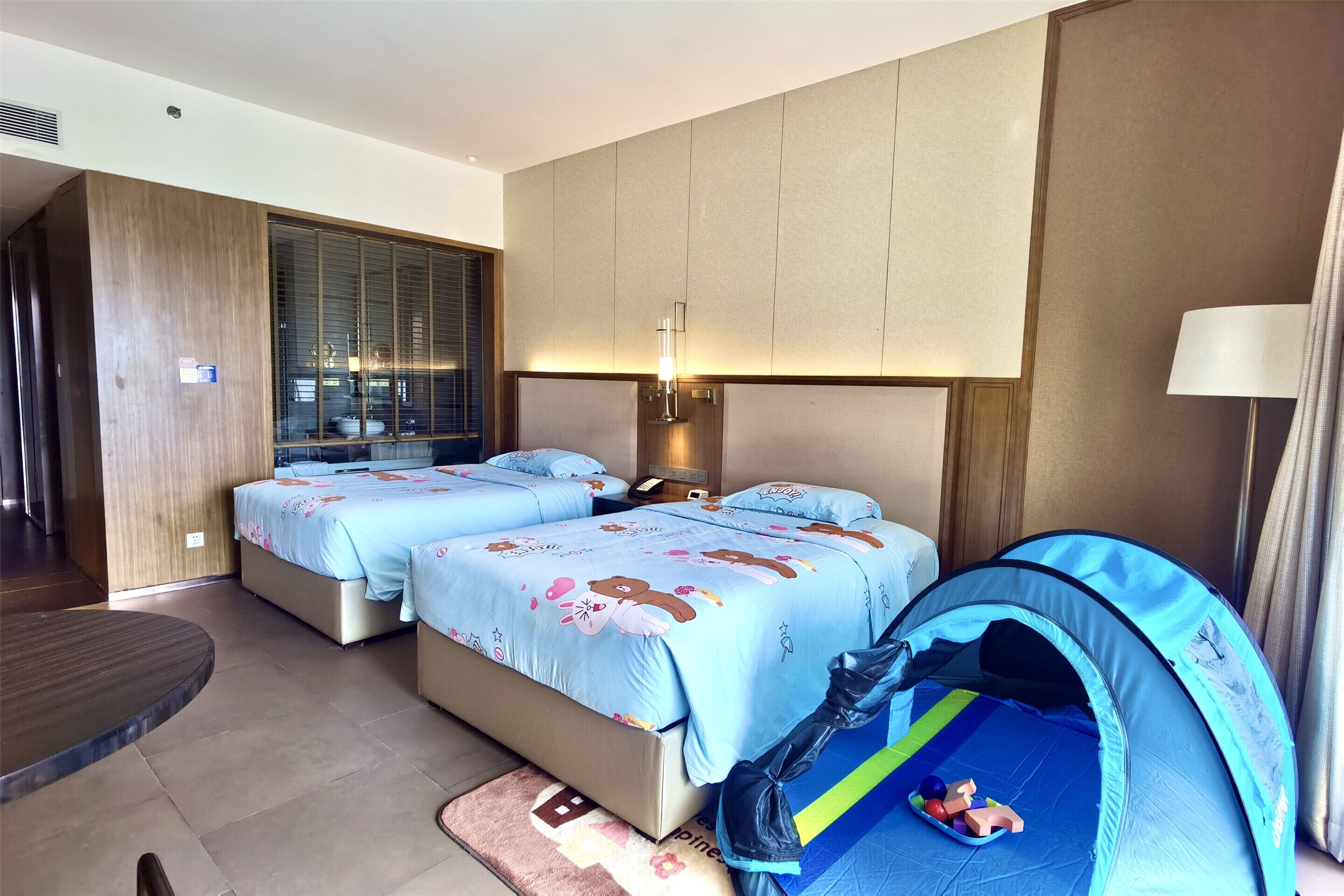 Quarto família, 2 camas de solteiro | Roupas de cama premium, edredons de pluma, frigobar, cofres nos quartos