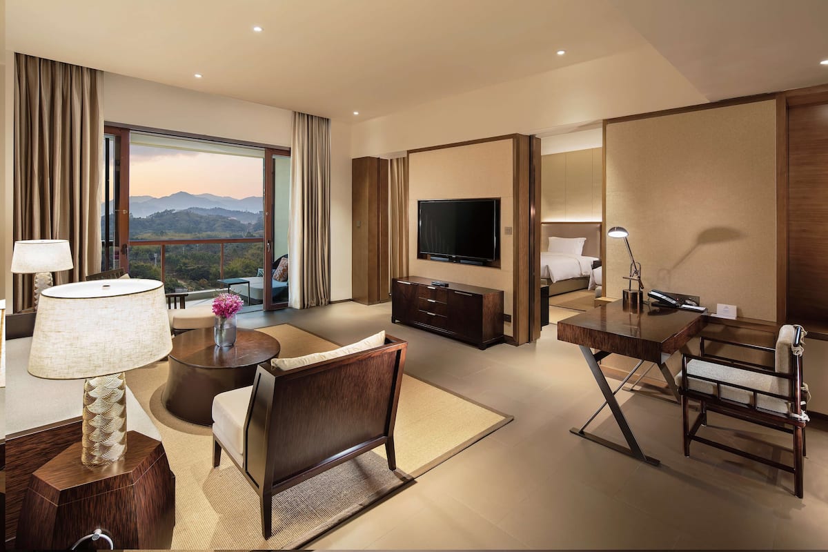 Luxe beddengoed, donzen dekbedden, een minibar, een kluis op de kamer