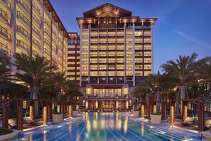 Outdoor pool, open 6:30 AM to 10 PM, pool umbrellas, sun loungers - Hilton Huizhou Longmen Resort (Huizhou)