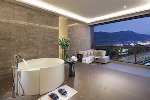 Separate bathtub and shower, rainfall showerhead, free toiletries - Hilton Huizhou Longmen Resort (Huizhou)