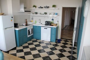 Kühlschrank, Mikrowelle, Ofen, Herdplatte