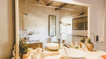Combined shower/tub, free toiletries, hair dryer, bathrobes