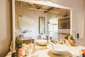 Tina con regadera, amenidades de baño gratuitas, secadora de cabello 
