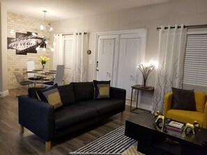 Smart-TV, Kamin, DVD-Player, Bücher