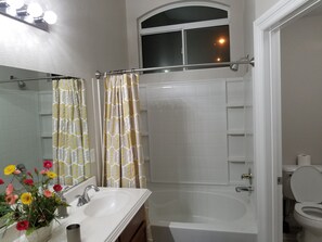 أحواض استحمام، مجففات شعر، مناشف، صابون