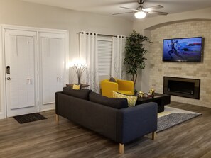 スマートテレビ、暖炉、DVD プレーヤー、書庫