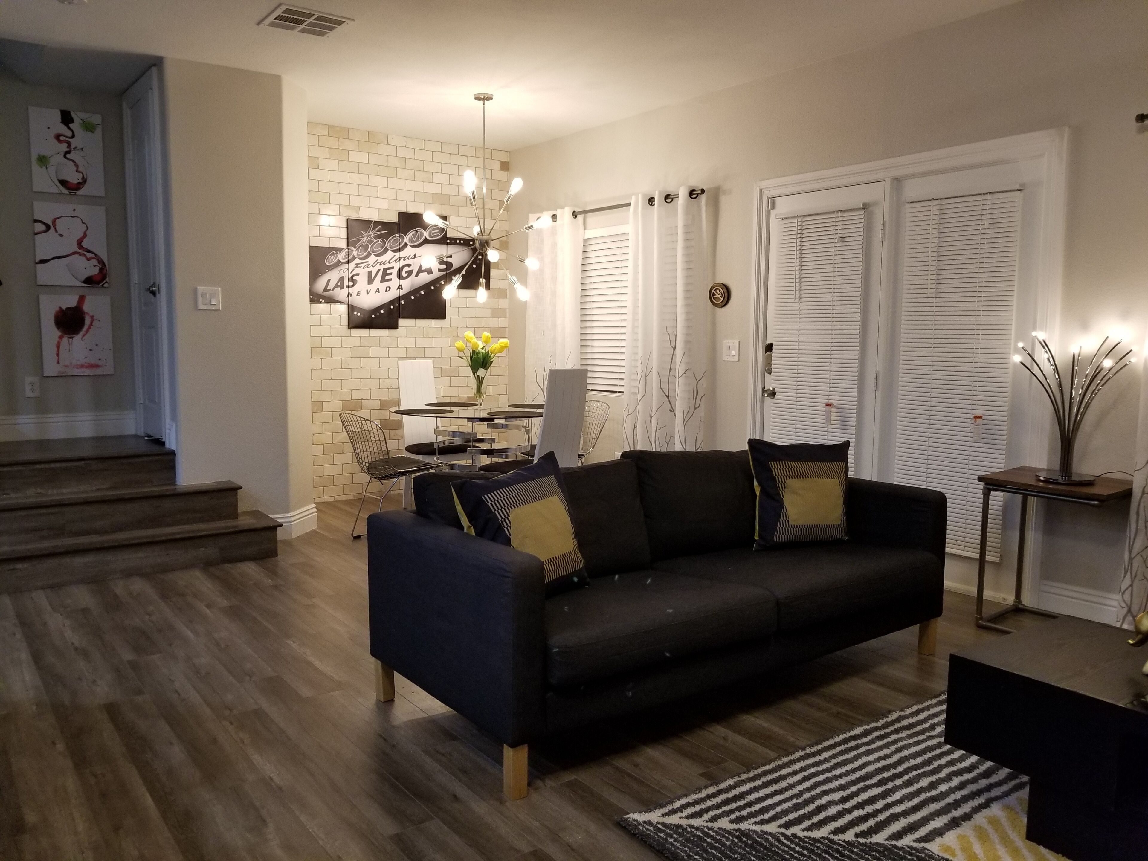 Smart-TV, peis, DVD-spiller og bøker