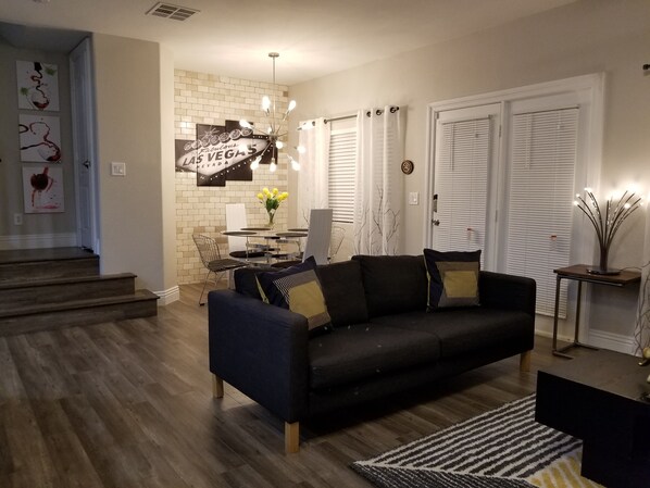 スマートテレビ、暖炉、DVD プレーヤー、書庫