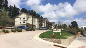 A residential area with a road curving around a grassy hill, a fire hydrant, and a sign indicating 'Salisbury'. - Ski get away 10 minutes to Terry Peak★Deadwood★ Local Brewery across st (Lead)