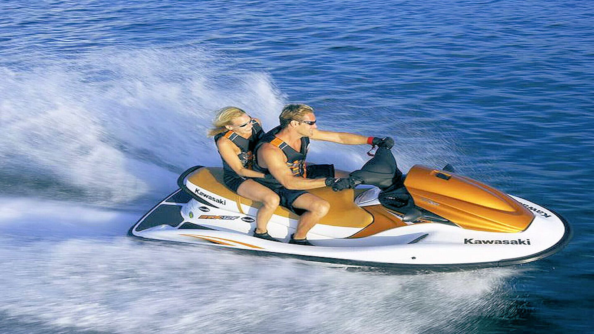 Twee personen op een waterjetski.