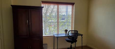 1 habitación, tabla de planchar con plancha, wifi gratis y ropa de cama
