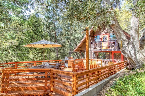 ROMANTIC LOG CABIN ~ Quiet, Clean, Cozy ~Walk to Trails, 3 Min to Town!