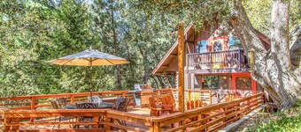 ROMANTIC LOG CABIN ~ Quiet, Clean, Cozy ~Walk to Trails, 3 Min to Town!