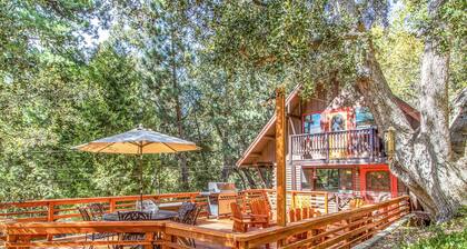 ROMANTIC LOG CABIN ~ Quiet, Clean, Cozy ~Walk to Trails, 3 Min to Town!