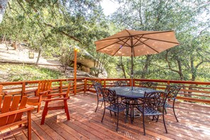 Outdoor dining - ROMANTIC LOG CABIN ~ Quiet, Clean, Cozy ~Walk to Trails, 3 Min to Town! (Idyllwild-Pine Cove)