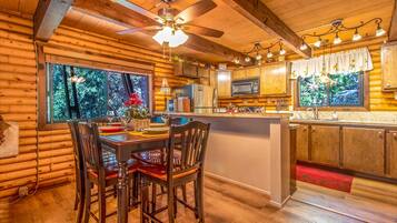 Full-size fridge, microwave, oven, stovetop