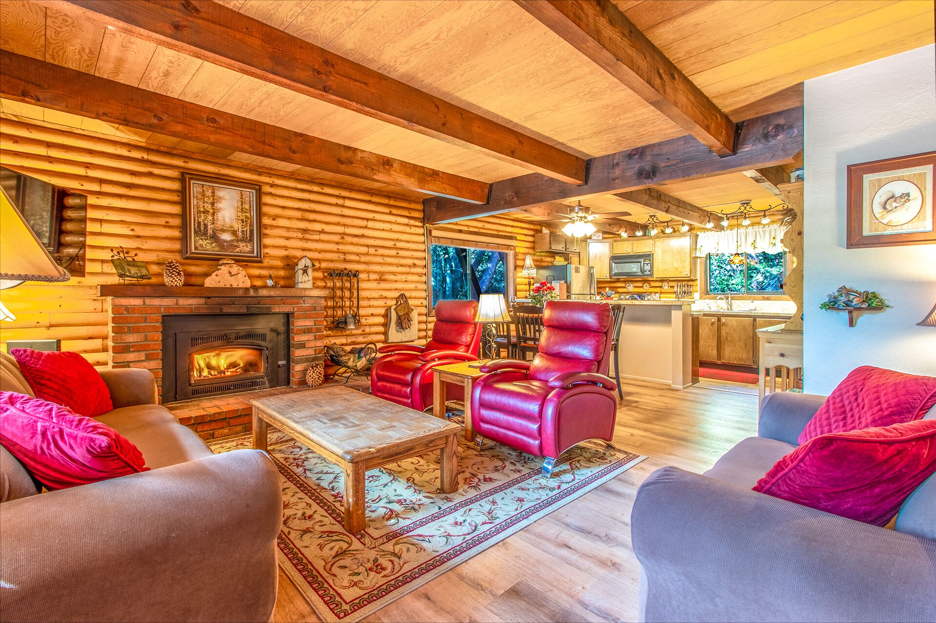 Smart-TV, peis, bøker og stereoanlegg