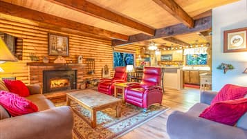 Smart-TV, peis, bøker og stereoanlegg