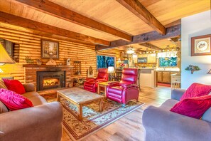 Smart TV, chimenea, libros y estéreo