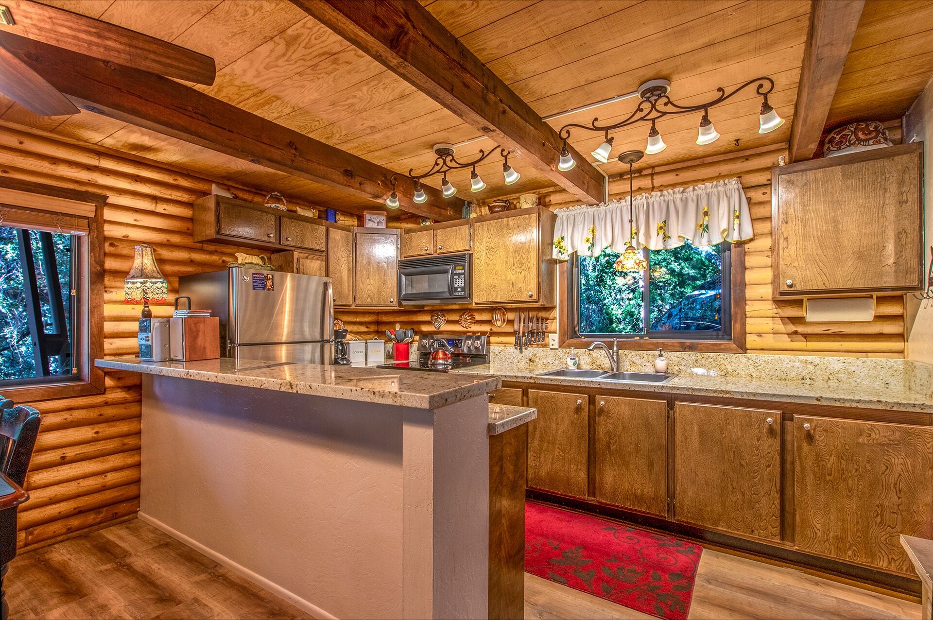 Full-size fridge, microwave, oven, stovetop