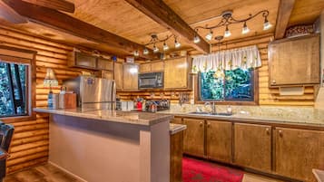 Full-size fridge, microwave, oven, stovetop