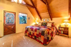 2 bedrooms, desk, free WiFi, bed sheets - ROMANTIC LOG CABIN ~ Quiet, Clean, Cozy ~Walk to Trails, 3 Min to Town! (Idyllwild-Pine Cove)