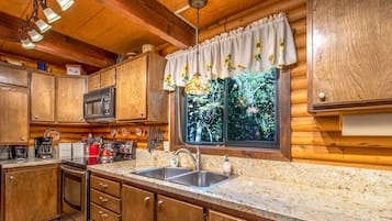 Full-size fridge, microwave, oven, stovetop