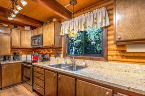 Full-size fridge, microwave, oven, stovetop