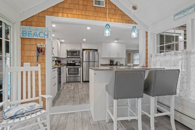 Immaculate 4 Bedroom / 2 Bath (less than .5 miles to the beach) w/Central AC