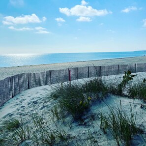 Ranta lähistöllä, aurinkotuoleja, rantapyyhkeitä