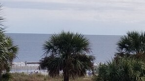 Una spiaggia nelle vicinanze, lettini da mare, teli da spiaggia