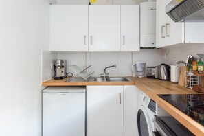 雪櫃、微波爐、焗爐、爐具