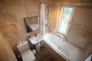 Family House, 3 Bedrooms | Bathroom | Combined shower/tub, free toiletries, towels