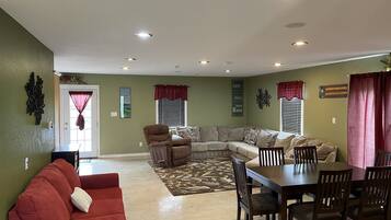 Tv, eldstad, dvd-spelare och böcker