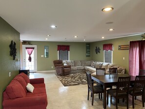 TV, peis, DVD-spiller og bøker