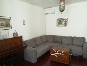 TV, DVD player, books, stereo